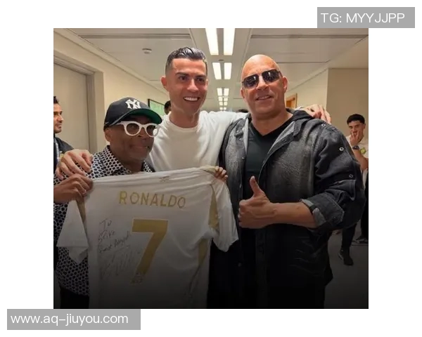 德约与C罗亲密互动造访网球中心互赠球衣与球拍